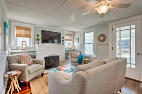 Charming Cottage about 5 Mi to Narragansett Beach!